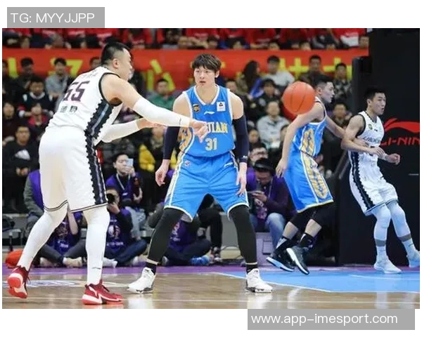 翟若云强调篮球团队精神的重要性团结协作是赢得比赛的核心要素