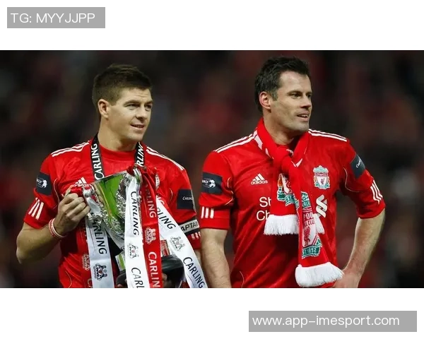 基恩与卡拉格在播客节目中巧遇撞衫引发笑料一脸懵的瞬间